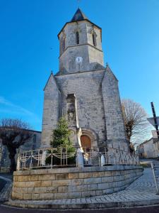 B&B / Chambres d'hotes Tusson, Charente - Bed & Breakfast - Large King Room : photos des chambres