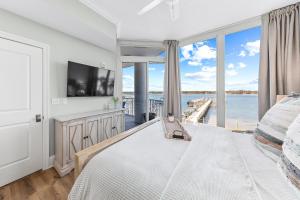 Beautiful Lagoon Front 3 Bedroom Condo
