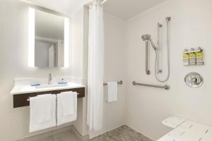 Holiday Inn Express & Suites Sarasota East by IHG