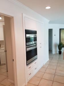 Exclusive Villa - Lakeside, 4 Minutes to Private Beach