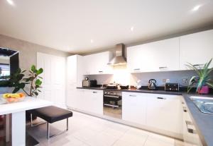 The Lawnswood - Holiday Home With Free Parking Near Coop Live & Etihad