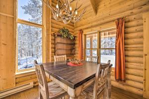 Sunny Forest Cabin w Views of Pikes Peak Mtn!