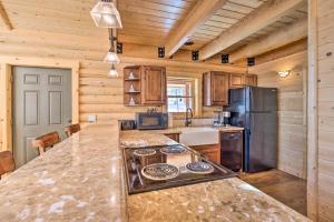 Sunny Forest Cabin w Views of Pikes Peak Mtn!
