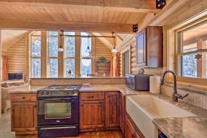 Sunny Forest Cabin w Views of Pikes Peak Mtn!