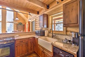 Sunny Forest Cabin w Views of Pikes Peak Mtn!