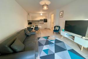 Oxford 1-bedroom apartment in a new building with pool and parking