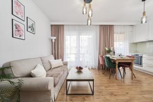 Apartments Dmowskiego Kępa Mieszczańska by Renters