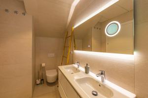 Centre-Terrace, Pool, Parking & Home-Office (WIFI)