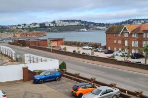 Beautiful 2-bed Apartment on Torquay seafront