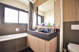 Villas Contemporary Villa Swimming Pool & Jacuzzi : photos des chambres