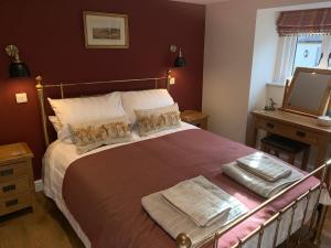 The Stables at Pentregaer Ucha, tennis court & lake