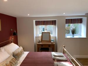 The Stables at Pentregaer Ucha, tennis court & lake