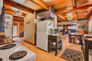 Dog-Friendly Kings Beach Log Cabin with Hot Tub!