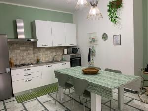 "L Industrial Green" Apartment