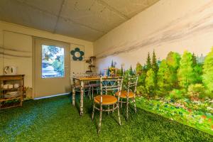 Budget Twin Room with Private Entrance with Shared Kitchen room in City Center Garden Camping