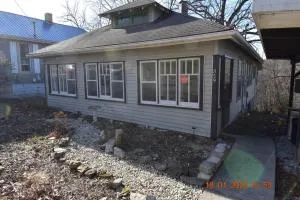 Bungalow in Bloom - Taswell