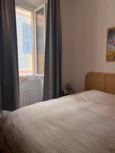 Appartement hypercentre Bastia vue mer et petite terrasse