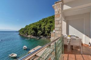 Apartments Robinzon Nikola