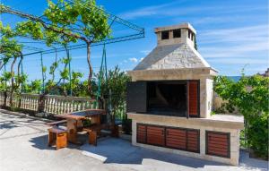 3 Bedroom Amazing Apartment In Duce