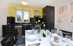 Four-Bedroom Holiday Home In Lecevica