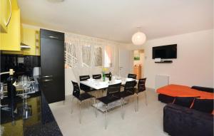 Four-Bedroom Holiday Home In Lecevica