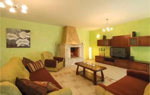 Nice Home In Vodnjan With Jacuzzi 