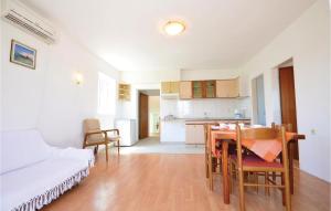 2 Bedroom Cozy Apartment In Kukljica 