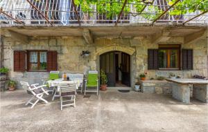 1 Bedroom Awesome Apartment In Svinisce 