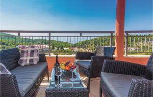 Cozy Apartment In Makarska With Wifi