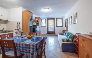 1 Bedroom Cozy Apartment In Pavicini 