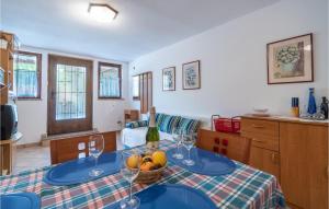 1 Bedroom Cozy Apartment In Pavicini