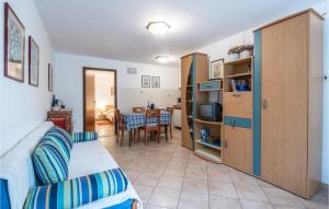 1 Bedroom Cozy Apartment In Pavicini 