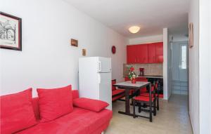 2 Bedroom Amazing Apartment In Rogoznica 