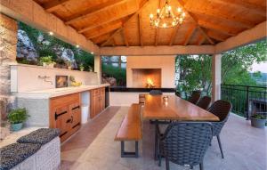 Stunning Home In Donji Prolozac