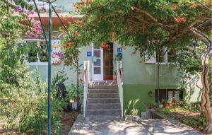 Lovely Apartment In Makarska With Wifi 