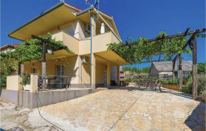 Four-Bedroom Holiday Home In Slatine