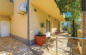 Four-Bedroom Holiday Home In Slatine