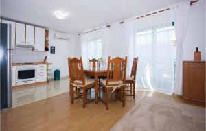 Awesome Apartment In Pirovac With 3 Bedrooms And Wifi