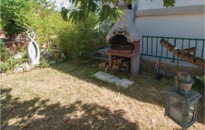 Three-Bedroom Apartment In Pirovac