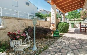 Three-Bedroom Apartment In Pirovac