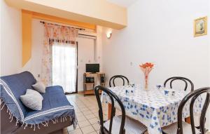 1 Bedroom Cozy Apartment In Posedarje 