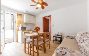 Amazing Apartment In Duce With Wifi