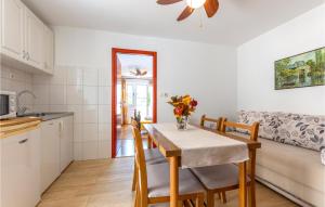 Amazing Apartment In Duce With Wifi