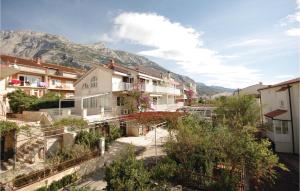 3 Bedroom Amazing Apartment In Makarska 