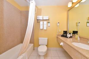 Queen Suite with Two Queen Beds - Non-Smoking room in Quality Suites Midland