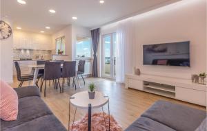 Three-Bedroom Apartment In Makarska