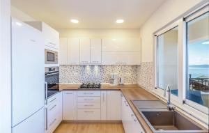 Three-Bedroom Apartment In Makarska