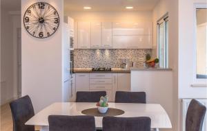 Three-Bedroom Apartment In Makarska