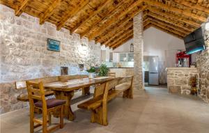 Stunning Home In Unesic