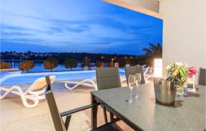 Amazing apartment in Banjole with Outdoor swimming pool, WiFi and 2 Bedrooms
